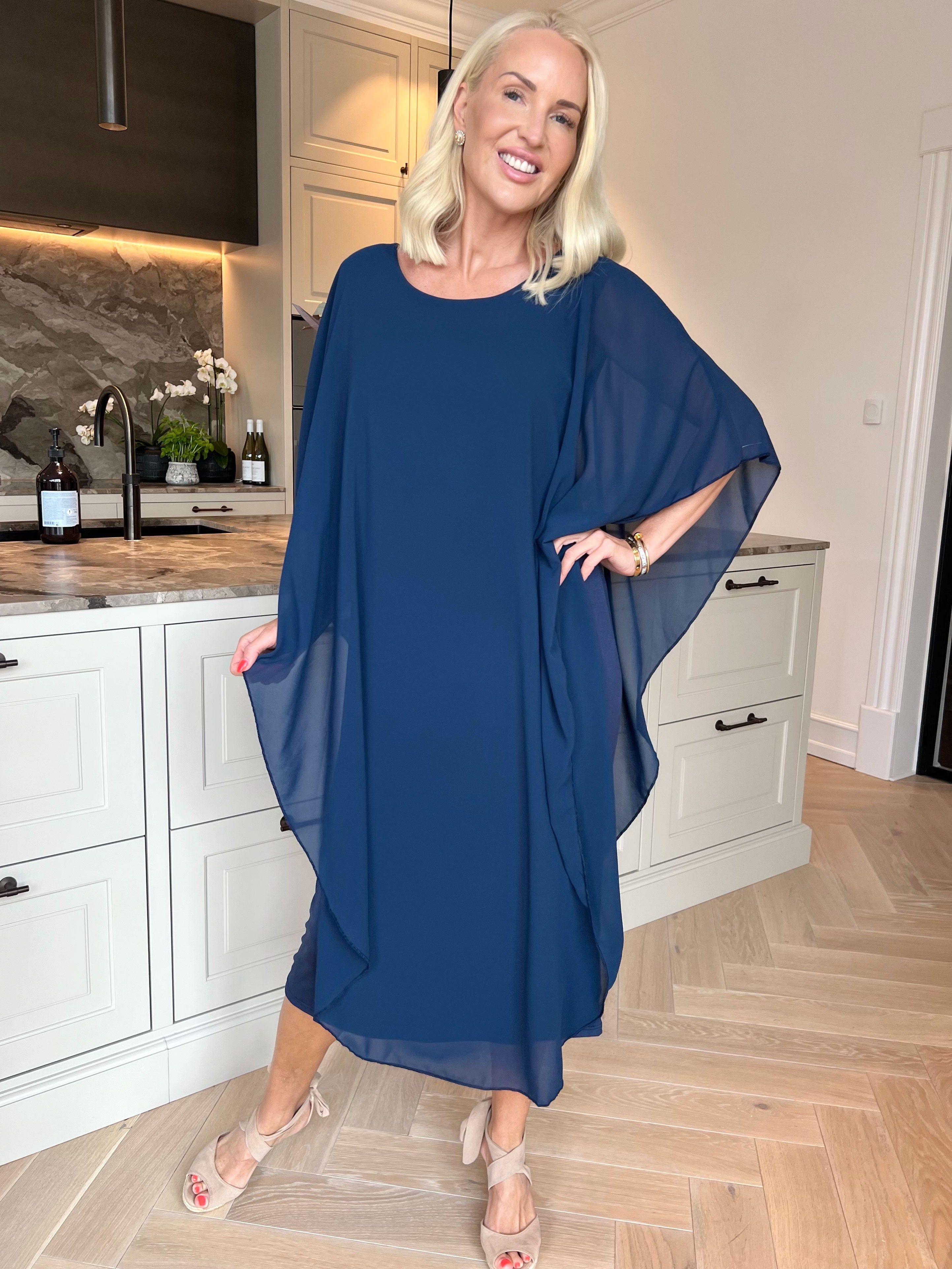 Kenya Long - Lang elegant kjole med let chiffonlag og rund udskæring